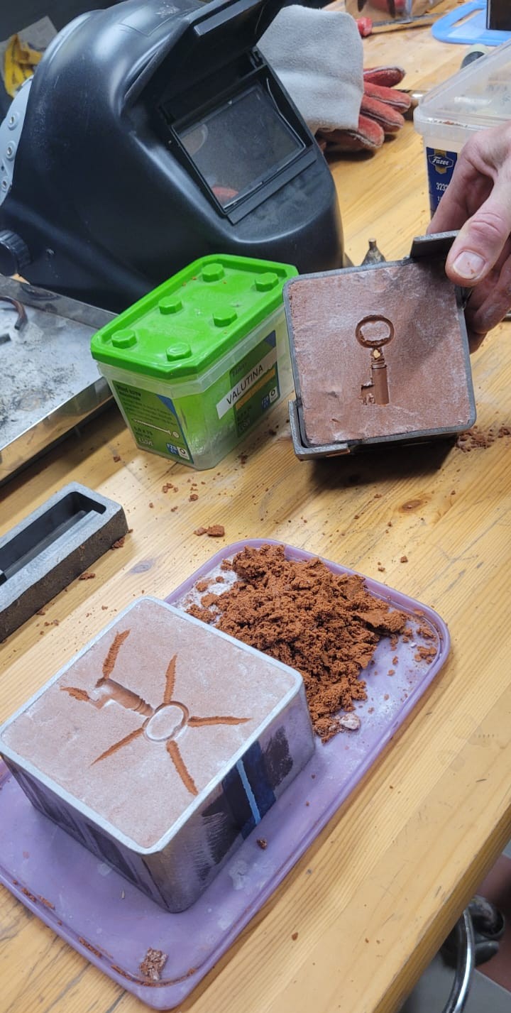 Urat tehtynä, muotin molemmat puolet näkyvissä
