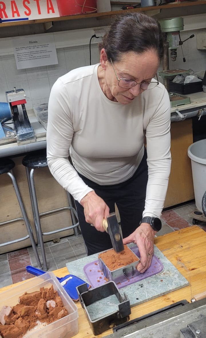 Tiina vasaroi hiekkaa