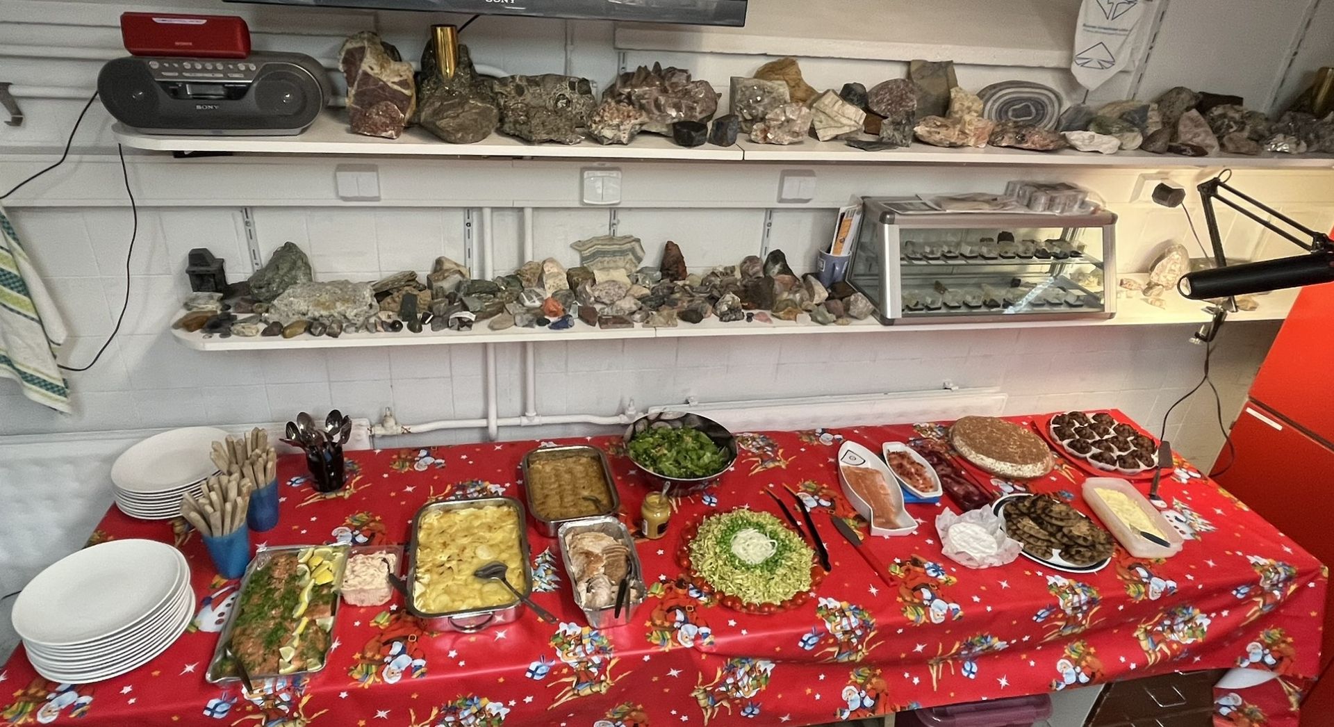 Pikkujoulun tarjoilupöytä